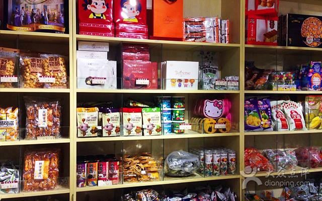 三只猫零食屋休闲零食成本多少？白金店大概15万元左右