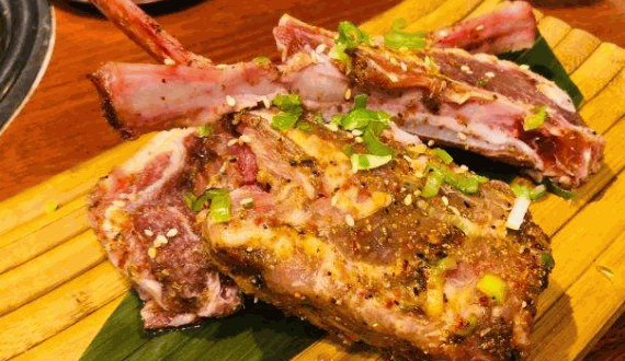 相扑烧肉特色汽油桶烧肉