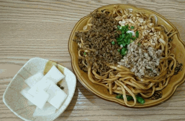 面吃官燃面馆