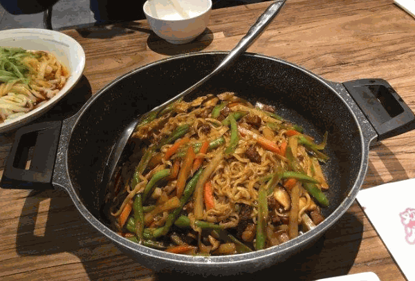 滋溜溜铁锅焖面
