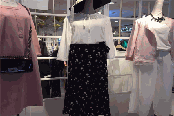 露熙女装产品 门店图片