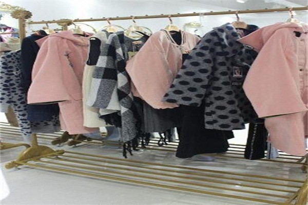 玩加女装产品 门店图片