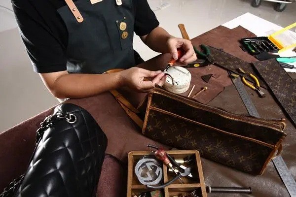 协依奢侈品皮具护理产品 门店图片