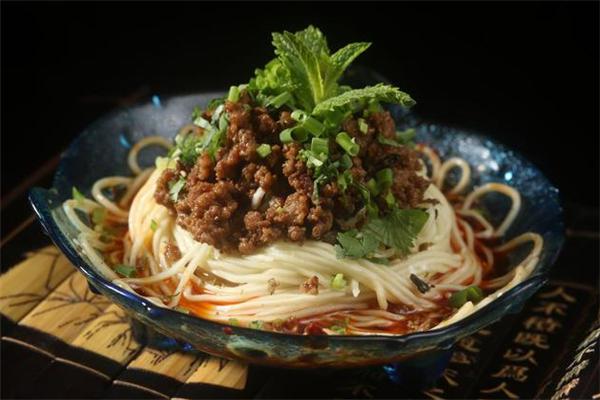 金簸箕凉面