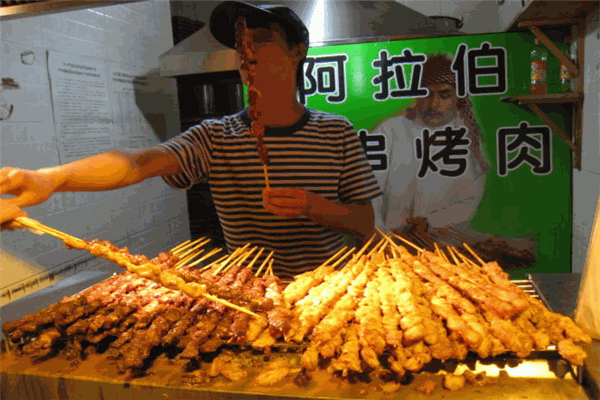 阿拉伯大串烤肉，满满的一大串，全是肉