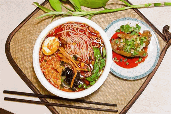 秋菊螺蛳粉