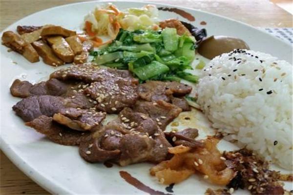 小自满烧肉饭
