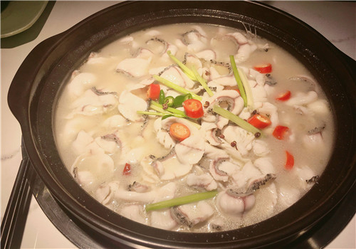 瑶锦居酸菜鱼加盟费多少钱?好品牌,轻松开店致富之门
