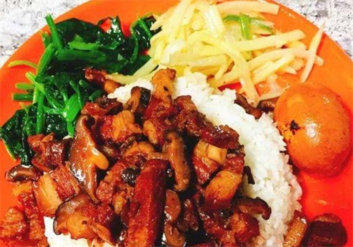 统味小猪卤卤肉饭
