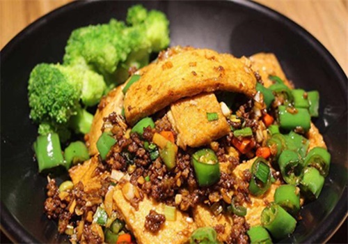 品飞翔黄焖仔排饭