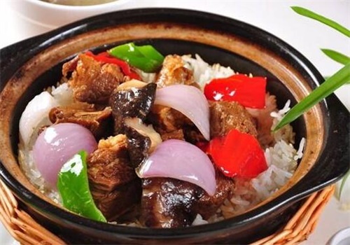 黄焖鸡煲仔饭