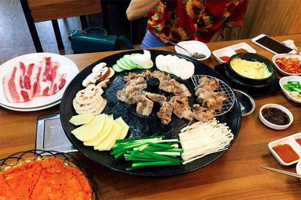 味道门炭火烤肉加盟