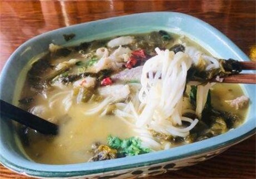 鱼线牵老坛酸菜鱼米线