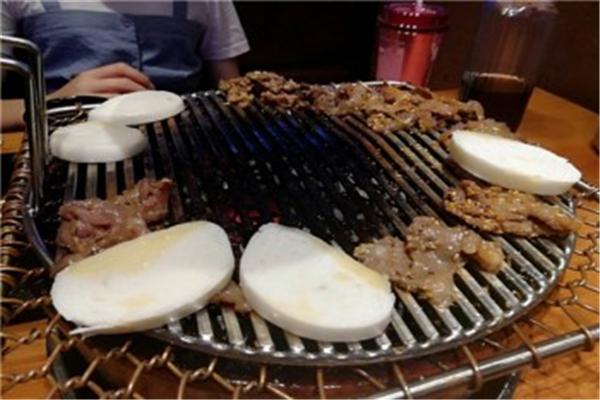 燚青春东北泥炉烤肉加盟