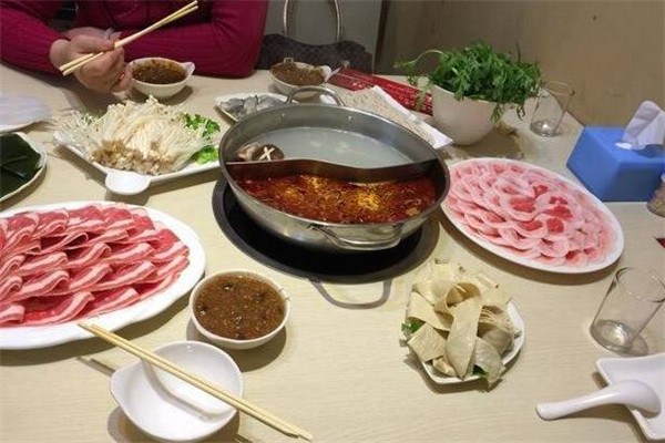 由你坐煮火锅