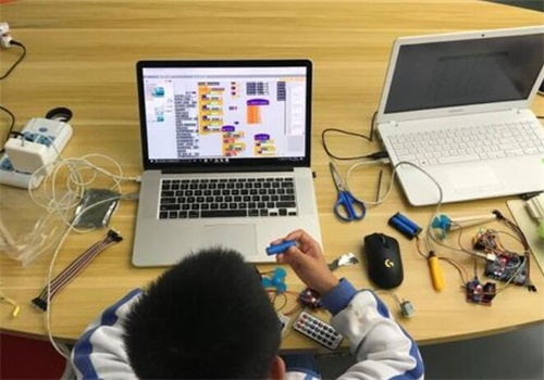 编玩边学少儿编程