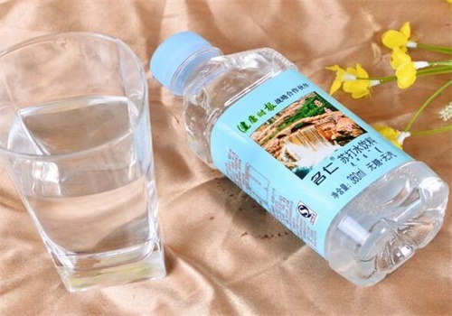 名仁苏打水