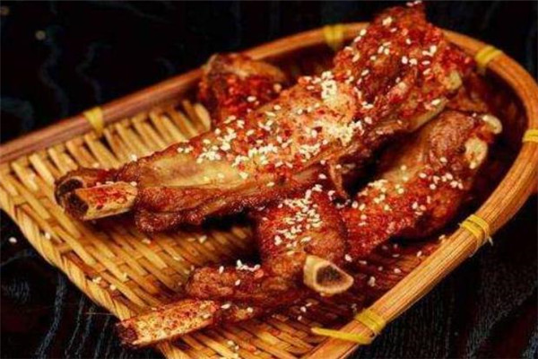 豪啃烤骨头