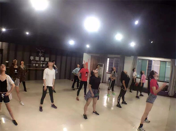 华翎舞蹈学校