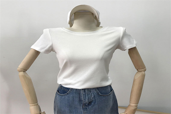 简搭女装产品 门店图片
