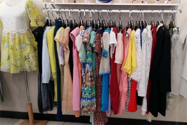 伊香飘影女装折扣店
