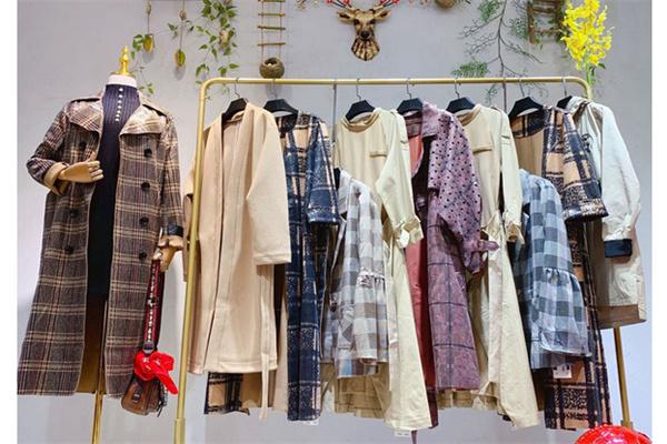 知爱女装产品 门店图片