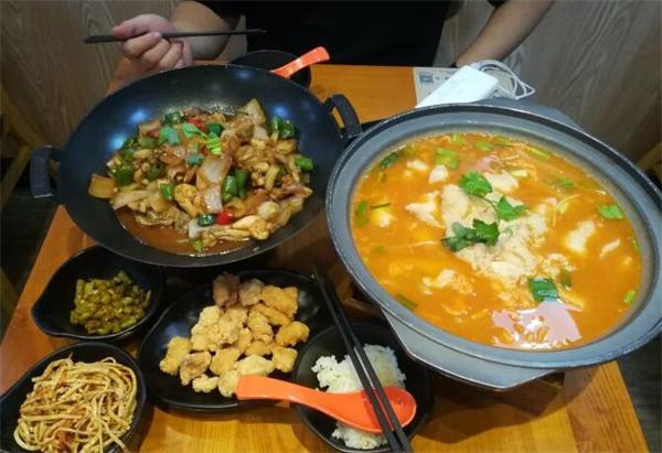 苗小坛酸汤鱼是如何在酸菜鱼品类中脱颖而出的？
