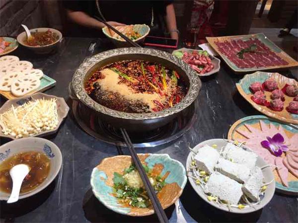 开一家市井火锅店前期应该准备什么？