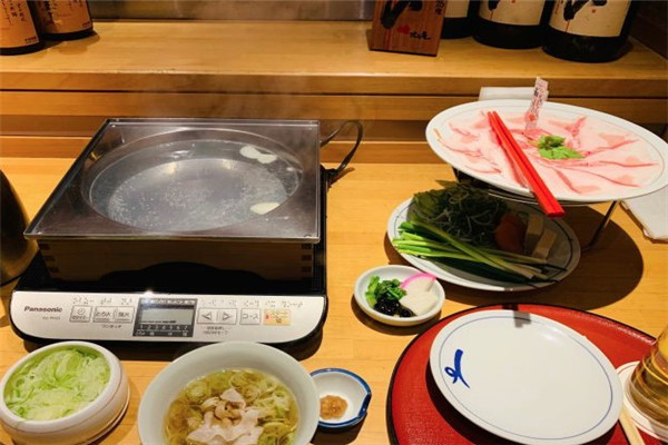 豚食天地电话多少？
