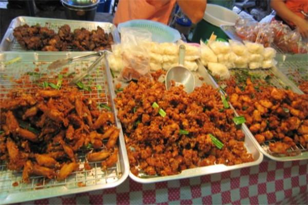 路边摊的炸鸡骨架产品 门店图片