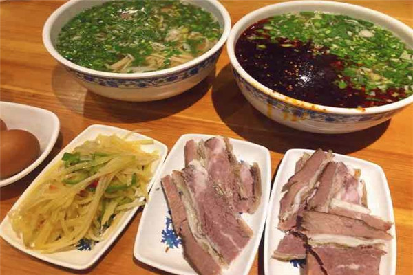 锦馥淳牛肉面店赚钱吗？
