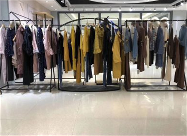 她思女装产品 门店图片