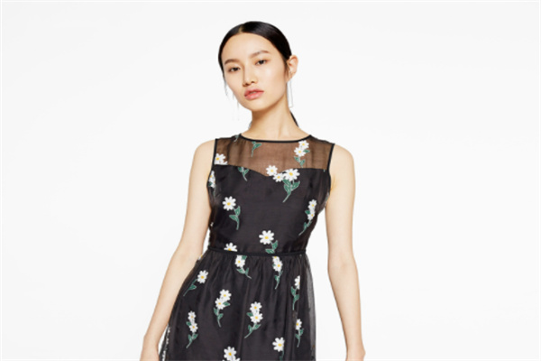 秦氏兄弟女装产品 门店图片