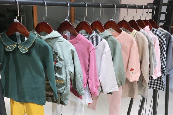 糖9童装产品 门店图片