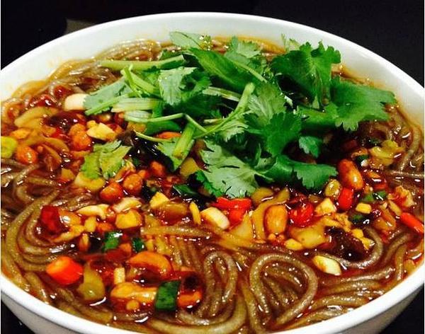 八个酸辣粉