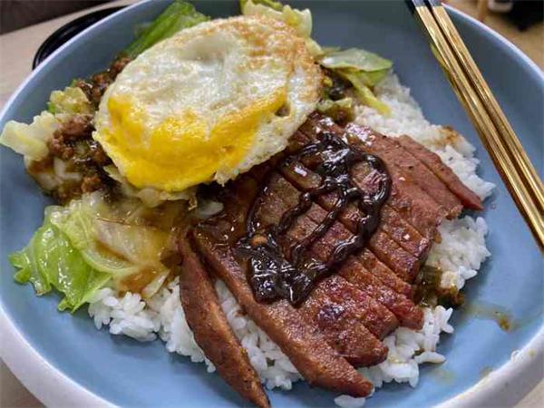 八两米烤肉拌饭