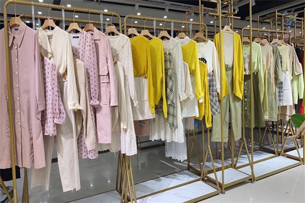 睿果女装产品 门店图片