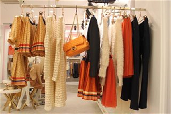 依衣人女装产品 门店图片