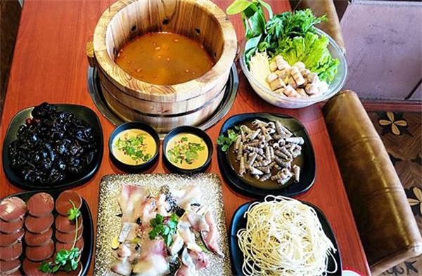 宇食天下木桶喷泉火锅产品 门店图片