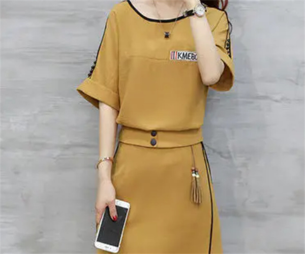 与伊俏女装产品 门店图片