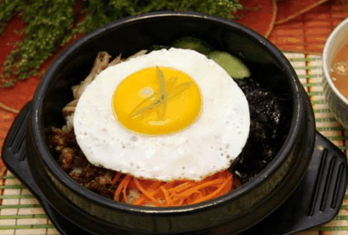 釜槿缘石锅拌饭