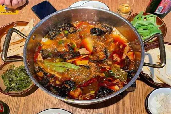八两肥肠鸡煲火锅产品 门店图片