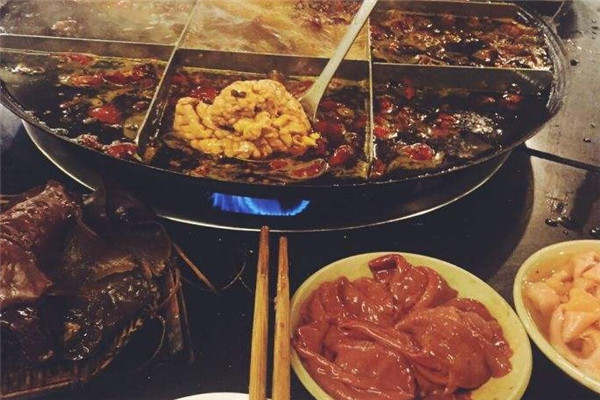 临江门洞子火锅