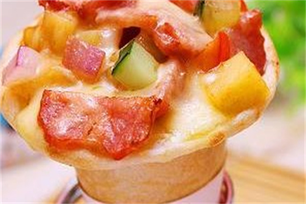 比萨客手握披萨