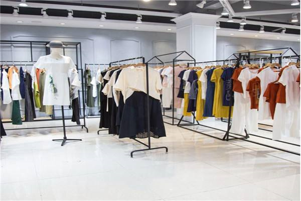 回味依依女装产品 门店图片