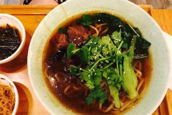 筋的亨牛肉面