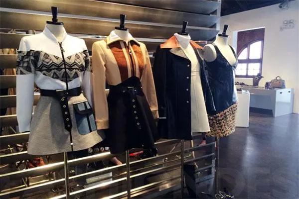 领姿品牌女装产品 门店图片