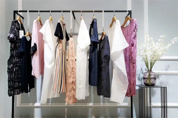 珊瑚女装产品 门店图片