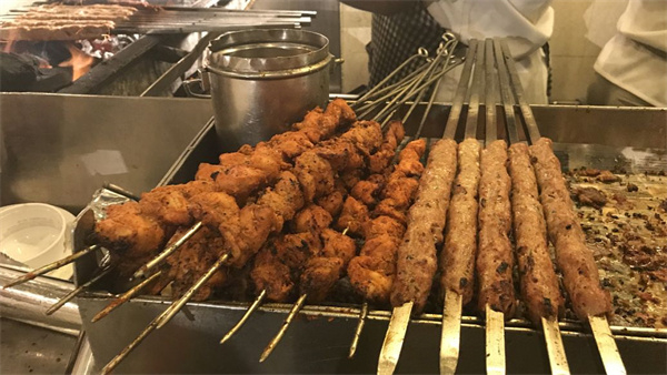 站着吃烤肉
