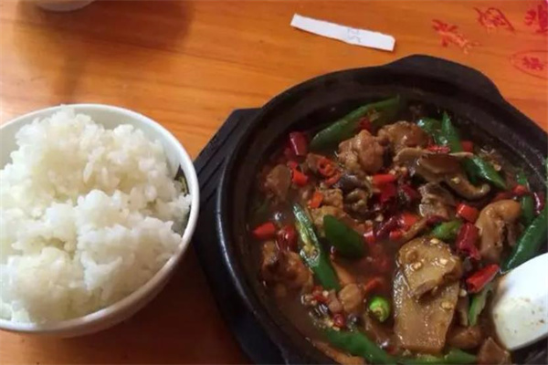 石臼黄焖鸡米饭